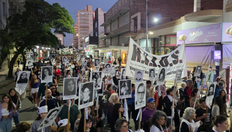 Multitudinaria marcha en Necochea a 50 años del golpe: “Son 30.000, fue genocidio”