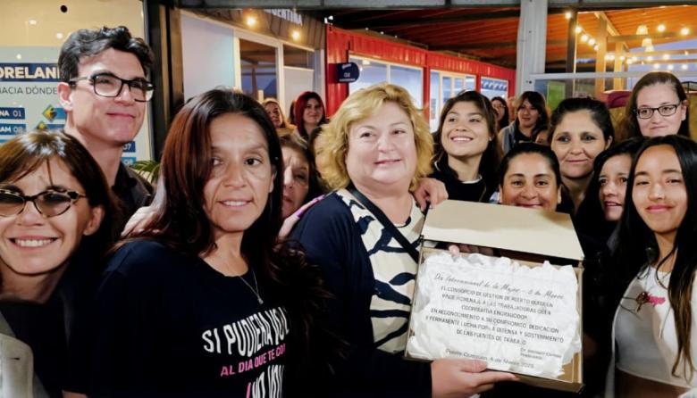 “Marcan un camino de lucha”: homenaje a las mujeres de Engraucoop en el puerto