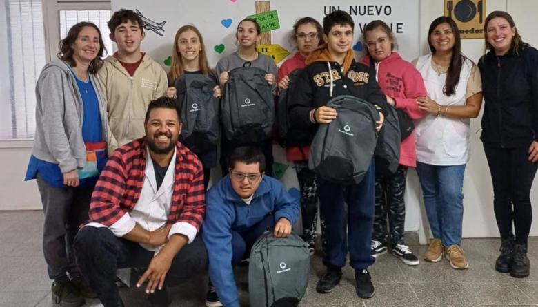 Puerto Ciudad Inclusiva entregó 40 mochilas escolares a la Escuela Especial Nº 503