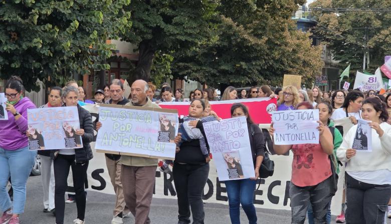 “Me la arrancaron”: el padre de Antonella Álvarez pidió justicia en la marcha del 8M
