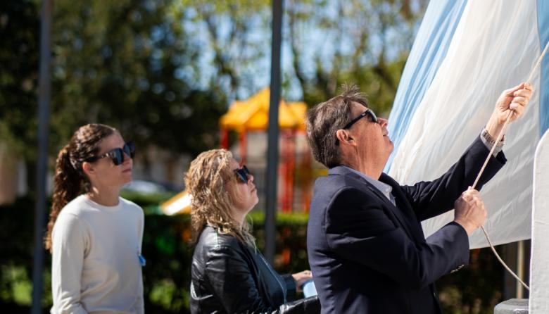 A diferencia de Necochea, en San Cayetano el intendente encabezó el acto por el 24 de marzo