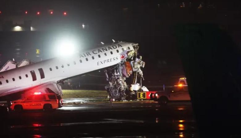 Tragedia en Nueva York: un avión chocó con un camión de bomberos y dejó al menos dos muertos