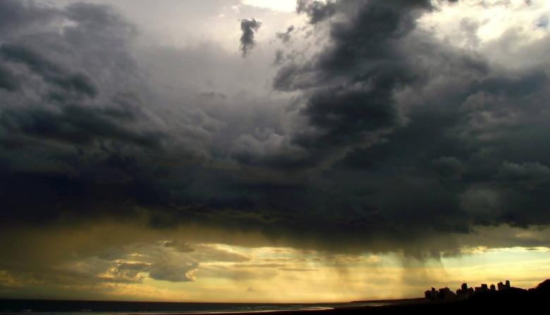Este lunes 2, alerta amarillo en Necochea: tormentas fuertes, granizo y ráfagas de hasta 70 km/h