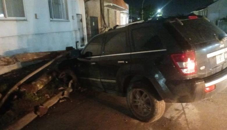 Chocó contra una columna de alumbrado en Quequén: dio positivo de alcoholemia