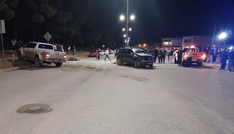 Colisión entre una Duster y una Hilux en plena madrugada: importantes daños materiales