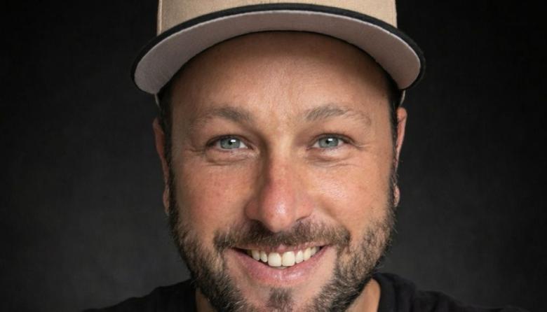 Mitad californiano, mitad necochense: CaliMax presenta su primer disco solista en WO