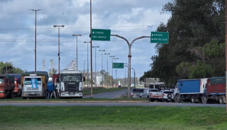 Paro, granos que no llegan y buques en espera: la crisis ya impacta en Quequén y Bahía Blanca