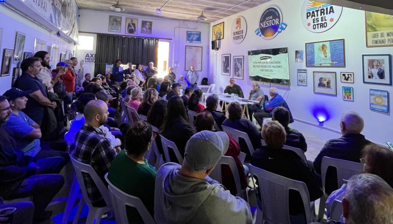 Presentaron el IEC en Necochea con una charla de Roberto Tassara y fuerte convocatoria política