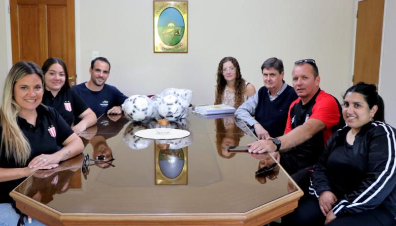 San Cayetano: el intendente se reunió con instituciones deportivas y entregó material