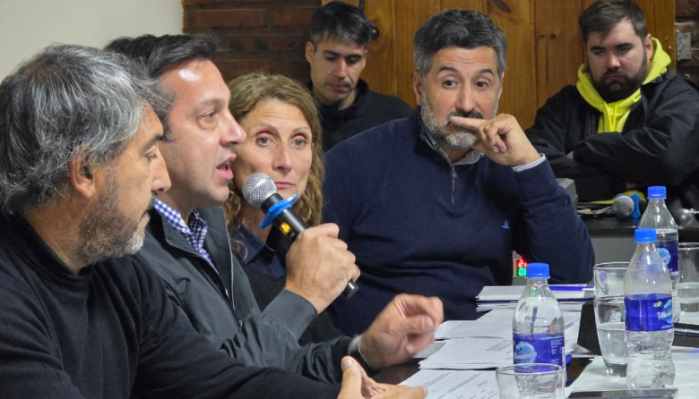 Cara a cara con Rojas: vecinos de La Dulce lo llenaron de reclamos por la crisis sanitaria