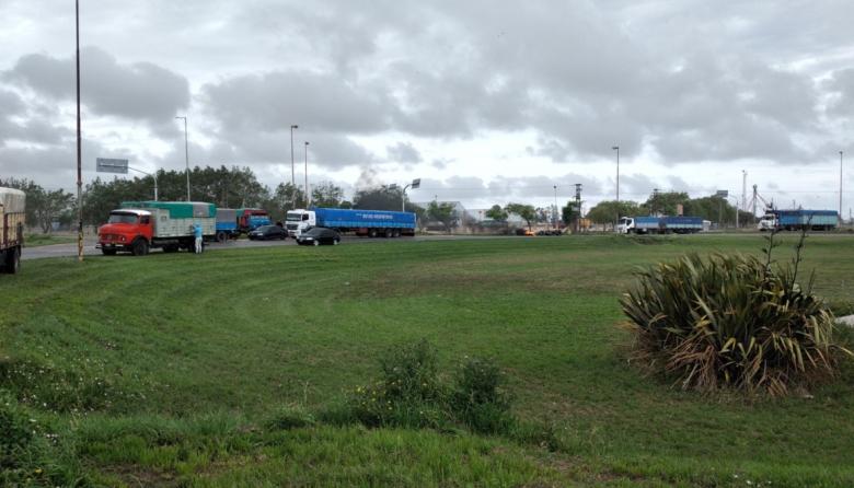 Camioneros autoconvocados se concentran en la rotonda de las rutas 86, 227 y 88