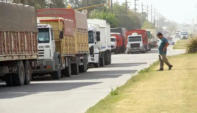 Puerto Quequén: arduas negociaciones por la tarifa para destrabar el conflicto del transporte de granos