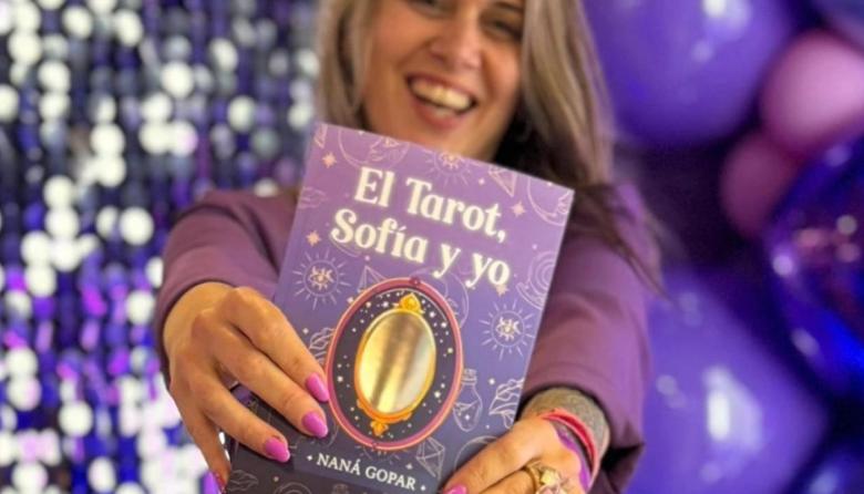 Es de Necochea, hizo del tarot su camino y presentará su primera obra en la Feria del Libro