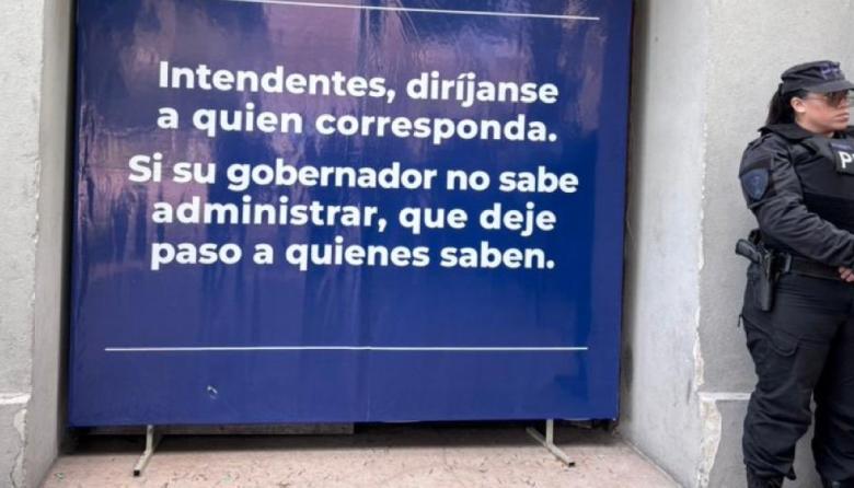 Fueron a reclamar por alimentos y se encontraron con un cartel: la reacción de Rojas