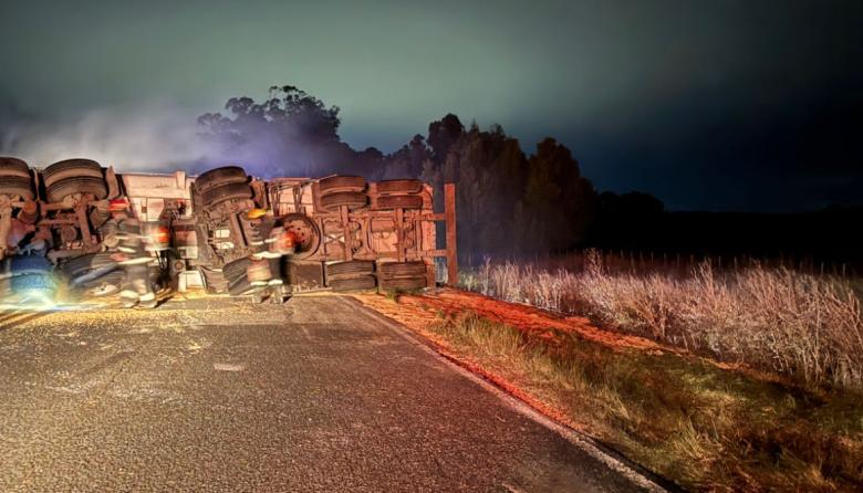 Madrugada complicada en la Ruta 86: un camión volcó, hubo corte total y trabajaron horas para liberar el tránsito