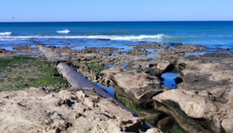 Convocan a una movilización por el histórico problema del caño cloacal roto en la costa de Quequén