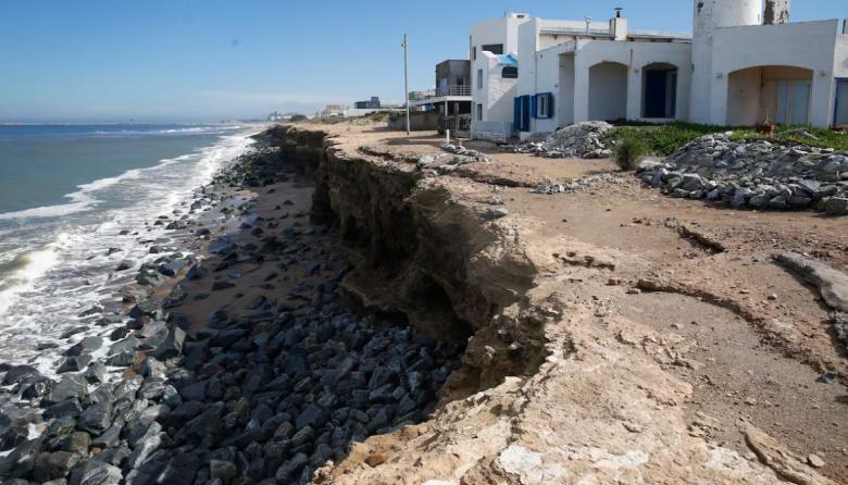 La espuma marina volvió a poner en foco un problema histórico en Quequén: la erosión costera que avanza sobre las playas