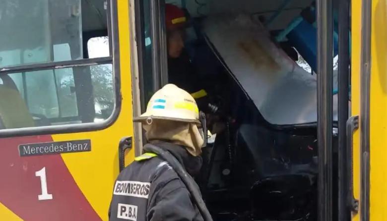 Otro colectivo incendiado en Necochea y una crisis que nadie logra resolver