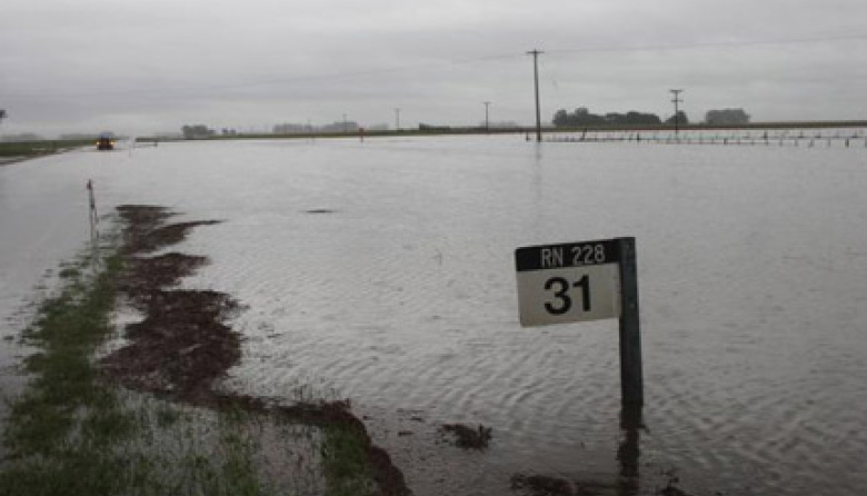 El agua tapó la calzada y cerraron totalmente la Ruta 228