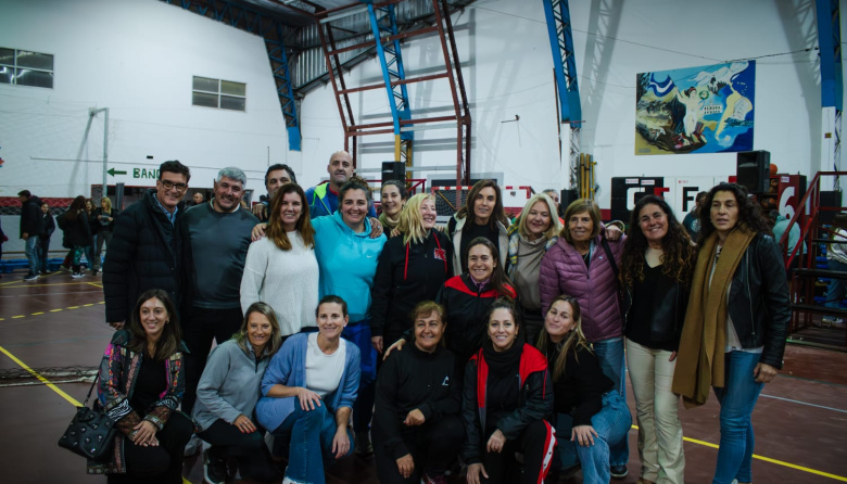Techo nuevo, pintura y mejoras: Puerto Quequén participó en la recuperación del gimnasio del CEF 76 de Quequén