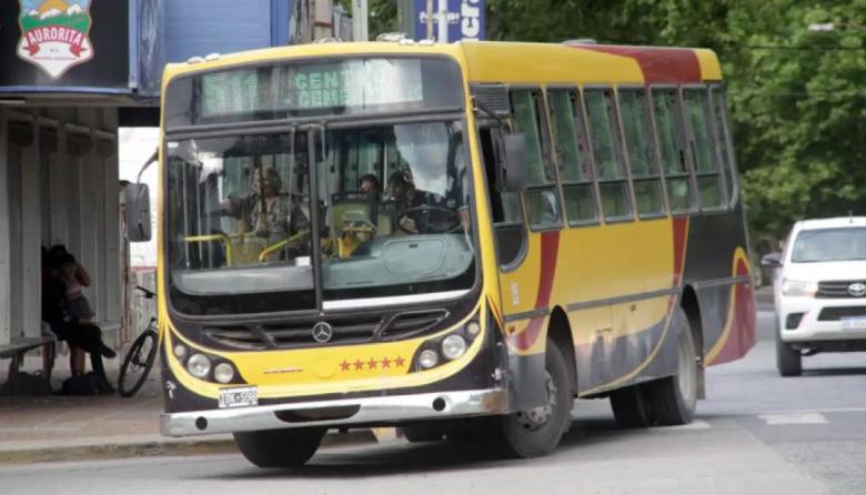 Choferes de colectivos realizan cortes de servicio intermitentes en Necochea por deudas salariales