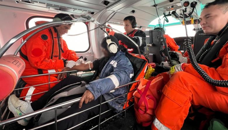 Prefectura aeroevacuó de urgencia a un tripulante de un carguero frente a la costa de Quequén