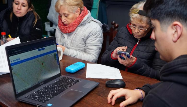 Capacitación a vecinos del Barrio 9 de Julio sobre el uso del botón antipánico