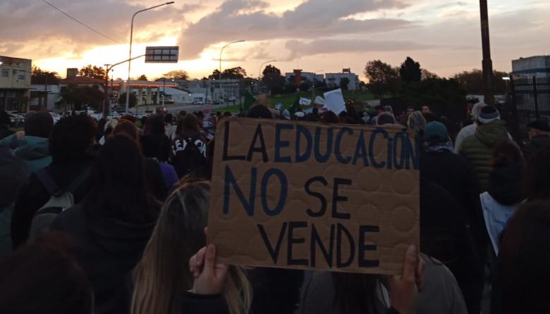 Multitudinaria Marcha Federal Universitaria: fuerte movilización en Necochea y una Plaza de Mayo colmada contra el ajuste