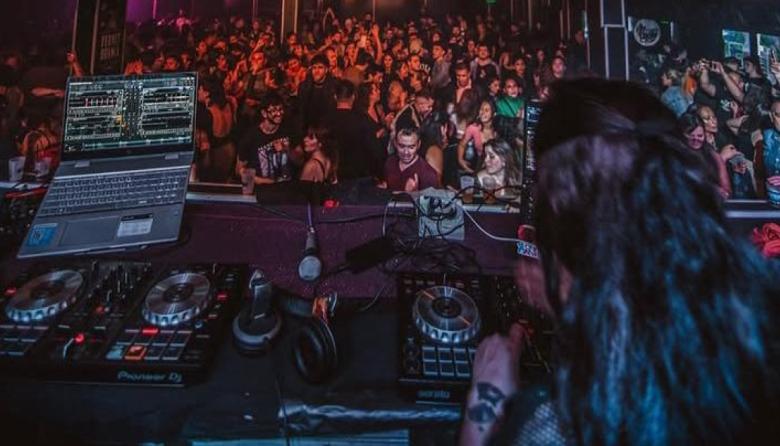 “Prohibida la música moderna”: La Re Fiesta llega a WO con todos los hits de los 90 y 2000