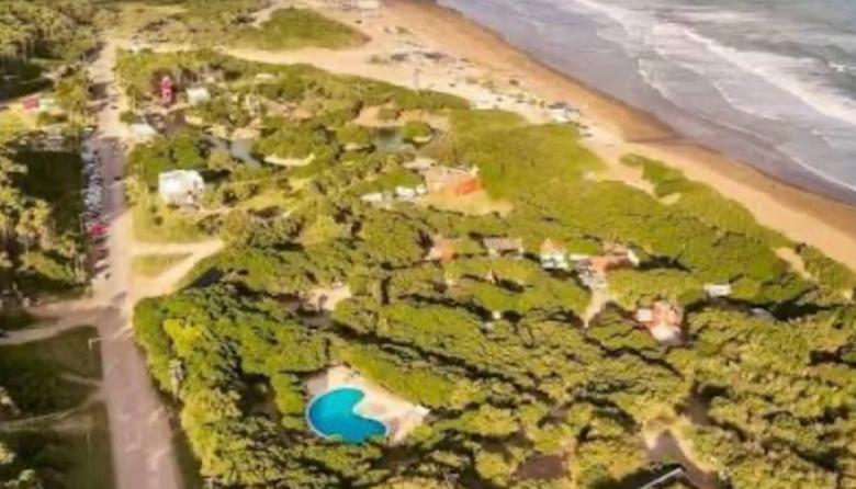 Atropelló a un runner, le fracturó una pierna y escapó: buscan una Renault Duster gris