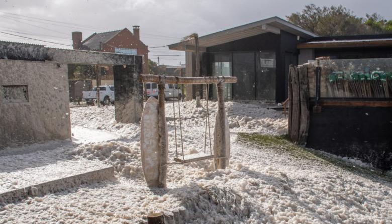 Las imágenes que recorren el país: La espuma marina “tapó” las playas de Necochea y Quequén tras el temporal