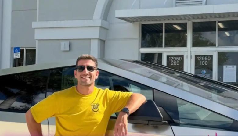 Polémica en el Congreso: un diputado libertario llegó en una Tesla Cybertruck de más de 100 mil dolares