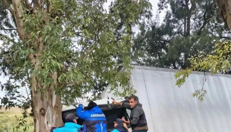 Camionero salió de Mar del Plata, chocó y quedó atrapado: bomberos trabajaron en el lugar para rescatarlo