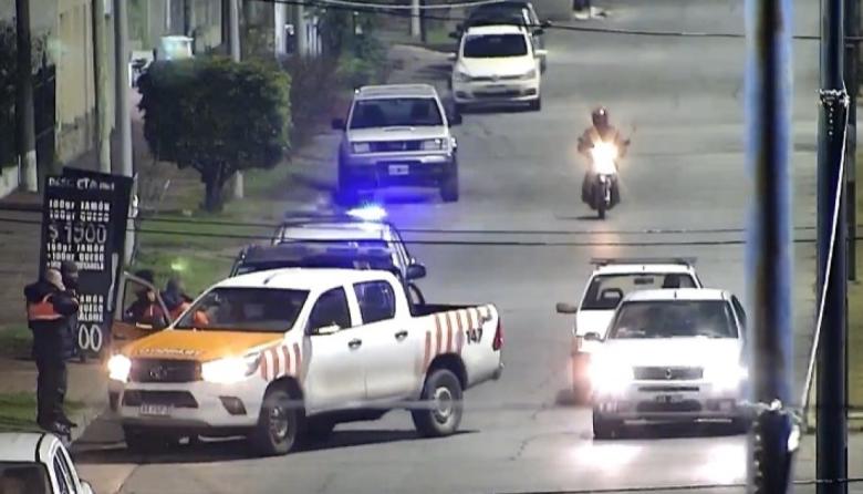 Persecución policial terminó con un aprehendido, un demorado y un prófugo tras agredir a policías