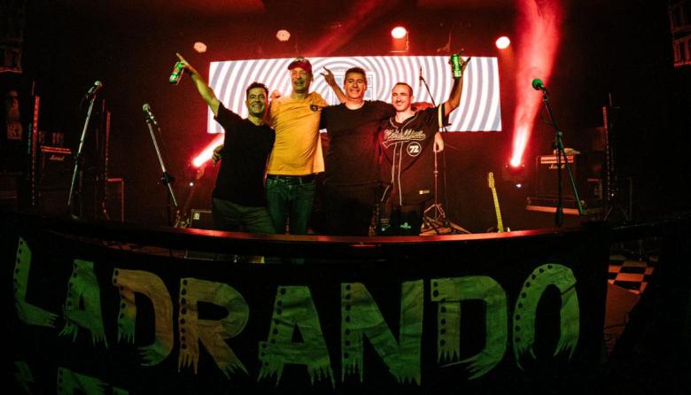 Ladrando Fuerte estrenó “Pocas Pulgas” como se presentan los discos: tocándolo entero