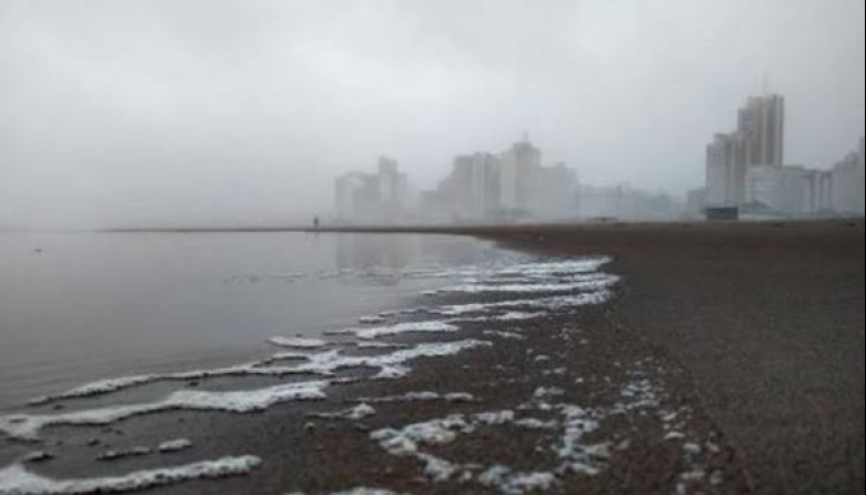 Advertencia violeta por niebla en Necochea: piden extremar cuidados por baja visibilidad durante la mañana