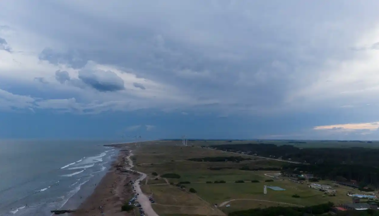 Martes con chaparrones, viento y una máxima de apenas 8°C en Necochea
