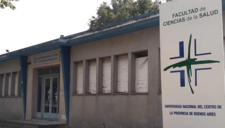 Olavarría: repudian a un docente tras amenazar a una estudiante con "cargarla en un Falcon verde"
