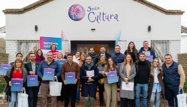 San Cayetano donó libros a la Biblioteca Bernardino Rivadavia
