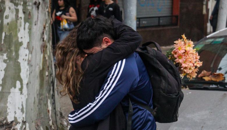 Miles de personas despiden al Indio Solari en Avellaneda: una fila interminable y fanáticos llegados de todo el país