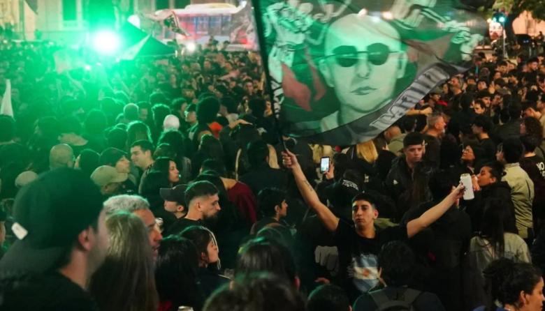 Banderazo por el Indio Solari en el Obelisco: denuncian represión, hubo gases, corridas y detenidos