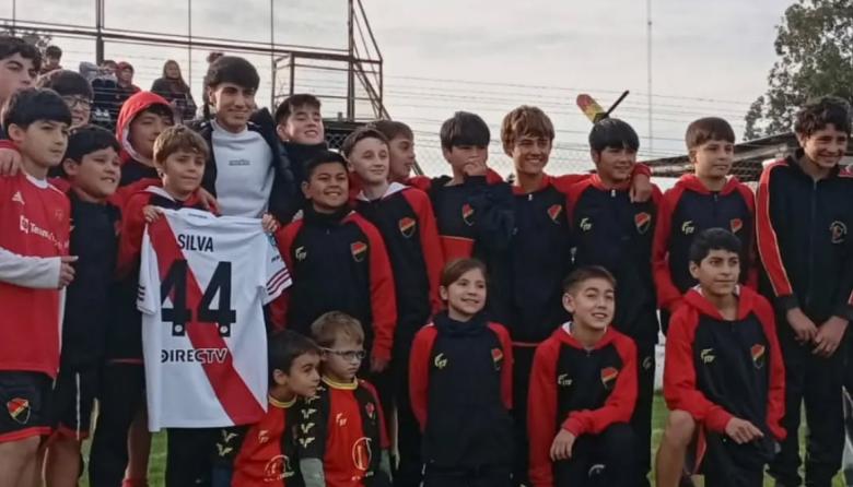 Lucas Silva volvió a la cancha donde empezó todo y recibió el abrazo de su pueblo