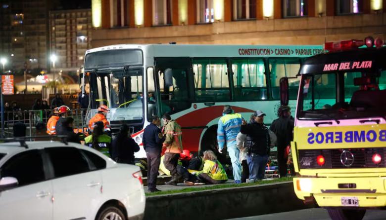 Mar del Plata: un colectivo se subió a la vereda y mató a una joven
