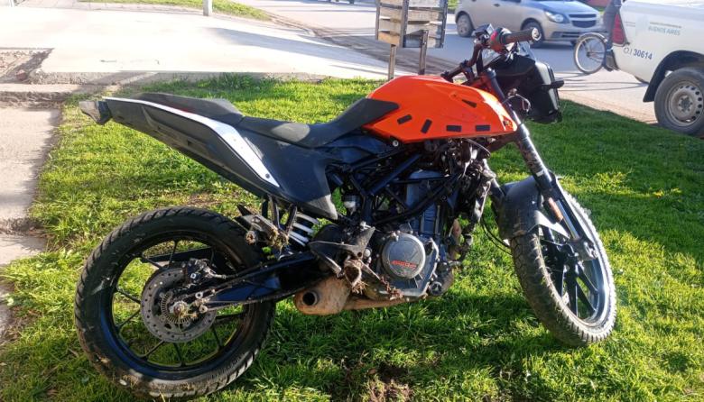 Chocó en avenida 42, escapó y dejó una moto con pedido por robo