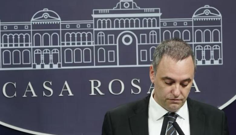 En la previa del partido de Argentina, Adorni anunció su renuncia y apuntó contra la prensa