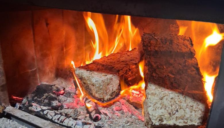 Lobería entregó briquetas ecológicas para calefaccionar hogares