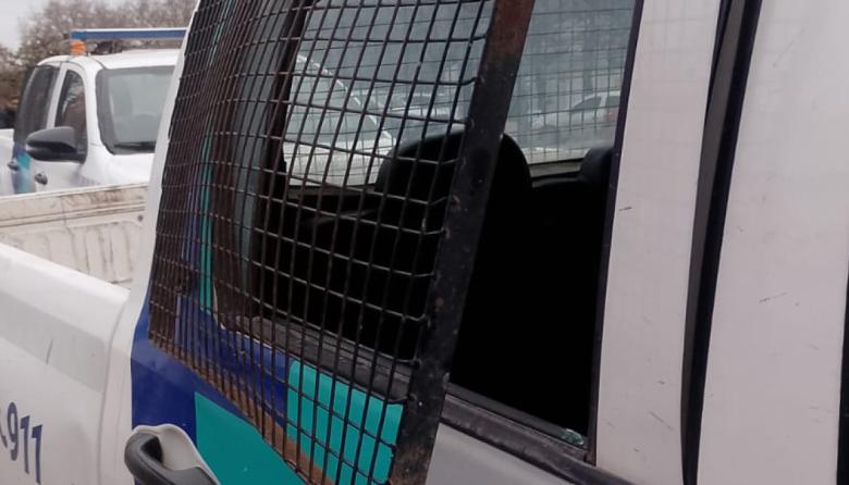 Evitaron que dos hombres alcoholizados condujeran y uno atacó a la Policía