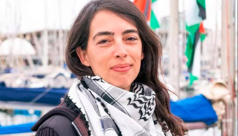 Una activista argentina que estuvo detenida tras una misión humanitaria en Gaza llega a Necochea
