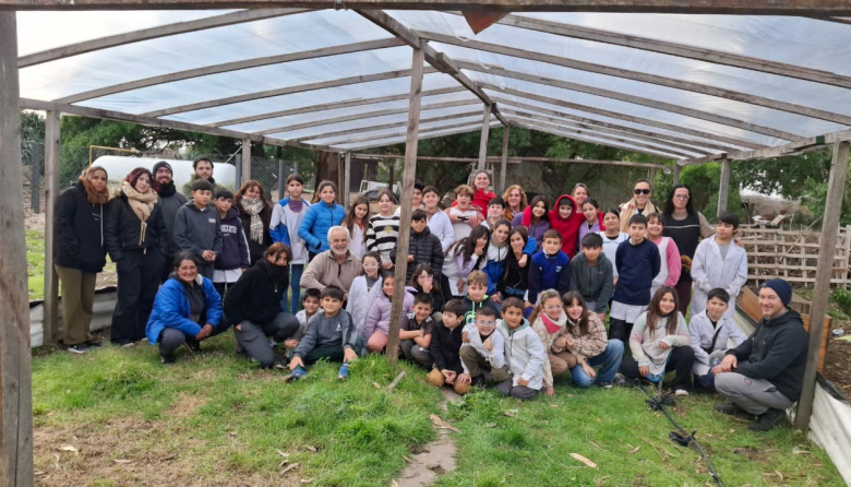 Reconstruyen el invernáculo de una escuela de Costa Bonita y proyectan mejoras en el Club Palermo