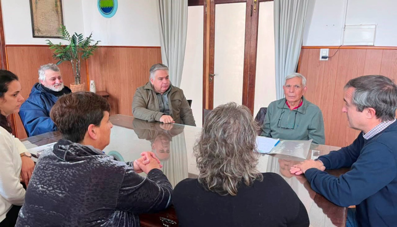 Municipales de Lobería tendrán aumentos y tres bonos de $50.000: cómo queda el acuerdo